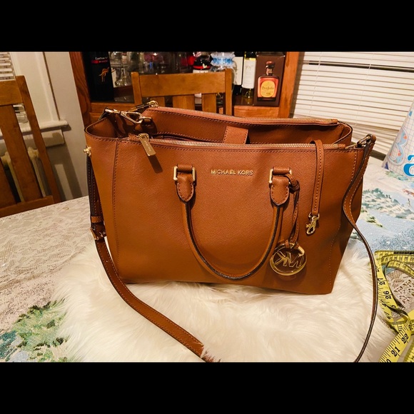 Michael kors hobos color brown good condition - Picture 1 of 8